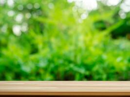 vacío de madera mesa podio en jardín abierto bosque, borroso verde plantas antecedentes con espacio. orgánico producto regalos natural colocación pedestal mostrar, primavera y verano concepto foto