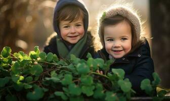 dos niños sonriente juntos. invierno estación. puesta de sol ligero. ai generado foto