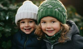 dos niños sonriente juntos. invierno estación. puesta de sol ligero. ai generado foto