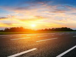 vacío asfalto la carretera y hermosa cielo a atardecer, panorámico vista. foto