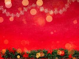 Navidad antecedentes con Navidad árbol y brillar bokeh luces en rojo lona antecedentes foto