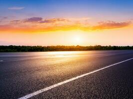 vacío asfalto la carretera y hermosa cielo a atardecer, panorámico vista. foto