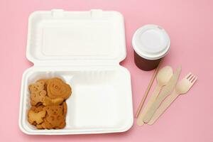 para niños galletas en el formar de corazones, osos, mariposas en un biodegradable desechable almuerzo caja, desechable cuchillería y papel taza foto