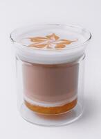 vaso de delicioso latté macchiato aislado en blanco foto