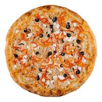 sabroso Pizza con verduras, pollo y aceitunas aislado en blanco foto