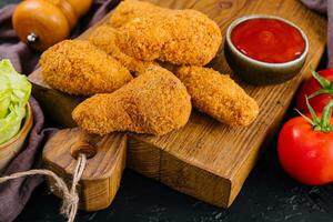 frito pollo con salsa de tomate en un de madera tablero foto