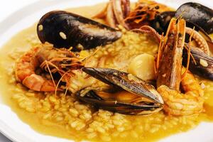 Mariscos risotto con mejillón camarón y calamar foto