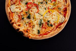 italiano vegetariano Pizza en negro antecedentes foto