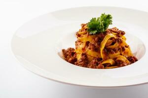 espaguetis boloñesa con picado carne de vaca en plato foto