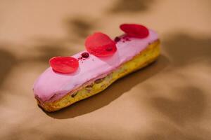 brillante eclair en rosado vidriar rociado foto