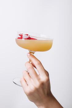 mujer mano participación daiquiri cóctel con fresa foto