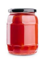 sabroso salsa de tomate en vaso tarro aislado en blanco foto