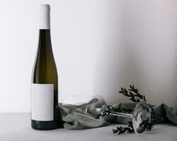 blanco vino botella y vaso en blanco foto