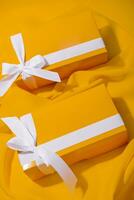 amarillo regalos en un amarillo antecedentes foto