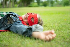 en un hermosa día en el parque, un pequeño niña disfruta su vacaciones. foto