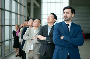 grupo de negocio personas en pie en línea en conferencia habitación usado para reunión en moderno oficina foto