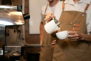 barista torrencial café dentro un taza en café comercio, de cerca foto