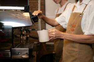 barista torrencial café dentro un taza en café comercio, de cerca foto