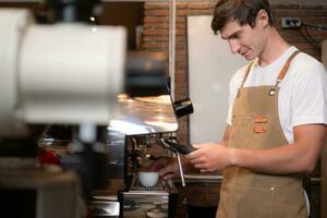 joven masculino barista preparando café en cafetería. masculino barista utilizando café máquina. foto