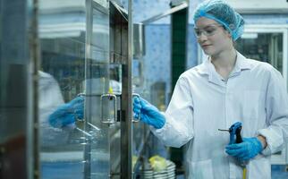 retrato de confidente hembra investigador que lleva fuera científico experimentar en bebida agua laboratorio foto