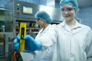 retrato de confidente hembra investigador que lleva fuera científico experimentar en bebida agua laboratorio foto