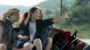 un joven Pareja se sienta en un barco para un viaje dentro el bosque encima el represa para trekking foto