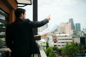 empresario y mujer de negocios que se discute proyecto en el balcón de oficina edificio. foto