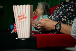 un joven hombre estaba secretamente grabación un película en un película teatro mientras acecho un película foto