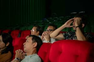 cuando acecho de miedo fantasma películas en teatros, cinéfilos Aparecer aterrorizado. foto