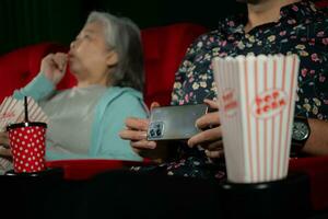 un joven hombre estaba secretamente grabación un película en un película teatro mientras acecho un película foto