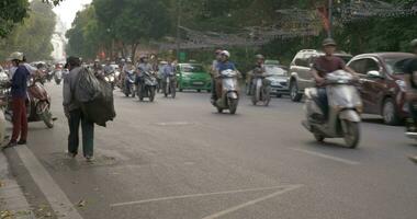 motos y carros tráfico en Hanoi carretera, Vietnam video