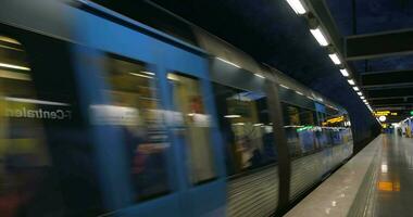 tren de Estocolmo metro llegando a el estación video