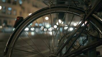 Auto der Verkehr und Fahrrad im Nacht Stadt video
