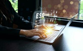 esg ambiente social gobernancia inversión concepto. empresario utilizando computadora a analizar inversión esg. estrategia ese considera el ambiental, empresa carbón labor prácticas, sustentabilidad foto