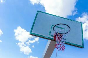 aro de baloncesto en cielo azul foto