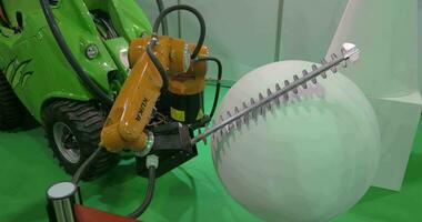 visie van demonstratie tuin robot dat snijdend gebied bomen video