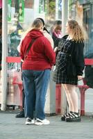 personas son caminando a principal compras centrar de céntrico ciudad centrar de lutón ciudad, Inglaterra genial Bretaña Reino Unido. imagen capturado en junio 2do, 2023 foto