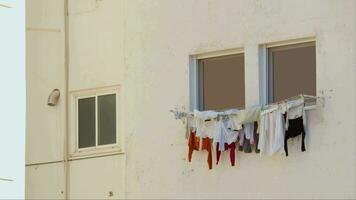 tvätt hängande på de vägg video