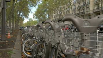 aluguel bicicletas dentro Paris rua, França video