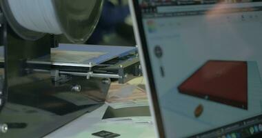 Arbeiten 3d Drucker und Laptop mit Modell- auf Bildschirm video