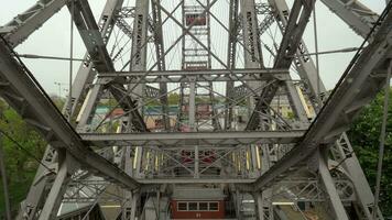 dans vienne, L'Autriche une vue de le fenêtre cabines de le ferris roue video