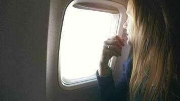 femme fermeture aveugle dans avion et en utilisant tablette PC video