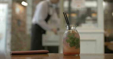 har iced uppfriskande cocktail i Kafé video