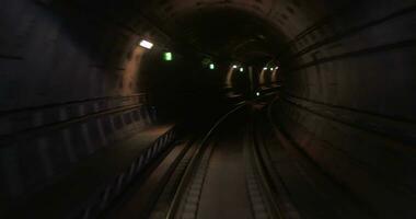 trein in beweging door de metro tunnel, cabine visie video