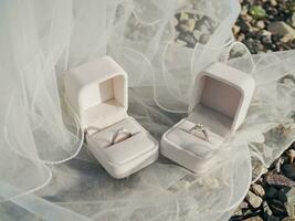 Boda accesorios. compromiso de diamante Boda anillos en blanco caja. San Valentín día y Boda día concepto. amor señal foto