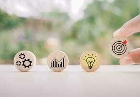 cerca arriba mano arreglando de madera bloquear con negocio estrategia iconos, acción plan y negocio proceso administración concepto. foto