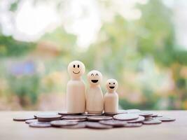 de madera figura de el familia en pie en apilar de monedas para negocio concepto foto