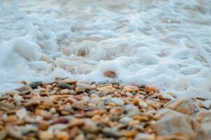 Guijarro rock y mar ola en el playa foto