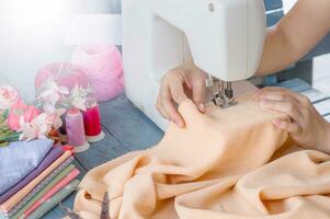 cerca arriba de de coser máquina en el mesa con accesorio para de coser foto