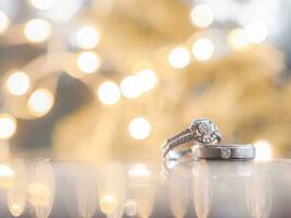 cerca arriba de Boda anillos con brillante ligero bokeh para San Valentín día y Boda concepto foto